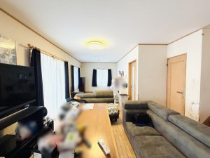 居間 ご家族がゆっくり過ごせる広さで、ソファやダイニングを配置しても圧迫感が出にくく、のびのびとした空間で団らんの時間を過ごせます。家具のレイアウトもしやすく、生活スタイルに合わせた使い方ができます!