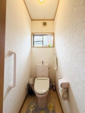 その他画像 窓が設けられており、自然の風や日差しを取り入れやすいトイレです。換気性にも配慮されており、明るさとともに圧迫感を軽減し、日常的に気持ちよくお使いいただける空間となっています。