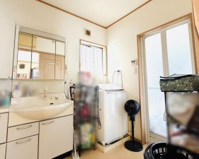 その他画像 収納力と機能性に優れた洗面台で、タオルや洗面用品などをすっきりと整理できます。朝の忙しい時間帯でも必要なものがすぐに取り出せるため、身支度の準備がスムーズに進み、日々の生活を快適にサポート!