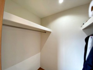 その他画像 主寝室にはウォークインクローゼットを備えており、衣類や季節物もしっかり収納できるのが特徴です。タンスなどの家具も配置しやすく、室内を広々と使えるため、すっきりとした室内を保ちやすくなります。