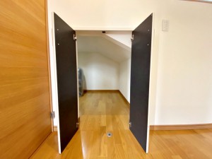 内装 【小屋裏収納約2.5帖】 収まりきらない衣類や、クリスマスツリー・雛人形などの季節物をまとめて収納できる小屋裏収納です。普段使わない物を保管できるため、居室をすっきりと使いやすくなります。