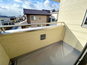 その他画像 【バルコニー】 主寝室にバルコニーが配置されており、室内から直接出入りできる動線が確保されています。