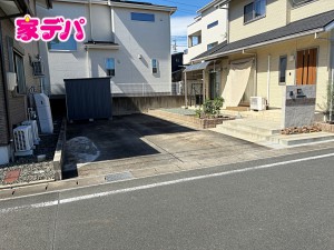 その他画像 広々3台駐車可能なカースペースを確保!ご家族それぞれがお車をお持ちの場合はもちろん、お友達やご親族が遊びに来た際にも困りません。来客時にも安心してお迎えできる、ゆとりのある駐車スペースです。