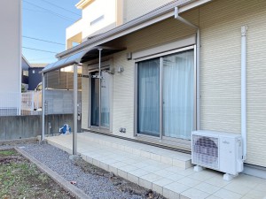 外観 リビングからそのまま庭へ出られるため、お子さまの外遊びやガーデニング、家庭菜園などを身近に楽しめます。屋根付きのテラスがあり、洗濯物も安心。