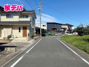 外観 前面道路:東側約6m幅。 車通りも比較的少なく、落ち着いた住環境が魅力です。