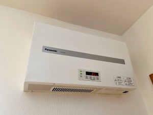 内装 太陽光発電は毎月の電気代を大幅に削減できます。発電した電気は家庭で使えるほか、余れば売電して収入を得られます。さらに、停電などの災害時でも電気が使えるため、非常時の備えとしても安心です。