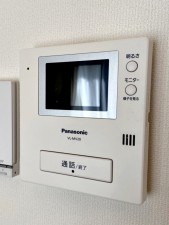 その他画像 【TVモニター付きインターホン】 訪問者の顔を室内から確認して応対できるため、玄関を開ける前に相手を把握しやすくなります。来客対応や不在時の確認にも役立ち、日常の安心感につながります。