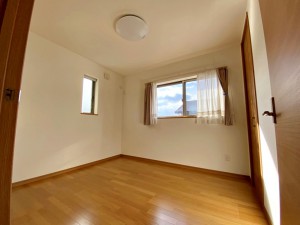 子供部屋 【洋室約5.25帖】 お子様にとっての初めての「自分の部屋」としても使いやすく、学習机やベッドの配置もしやすい広さがあります。