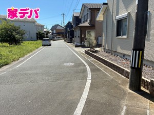 外観 前面道路はゆとりの約6m!車通りも比較的少なく、落ち着いた住環境が魅力です。