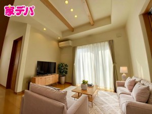 居間 【リビング約16帖】 ※掲載の家具・小物はCGによるイメージです。実際の販売価格には含まれておりません。 折り上げ天井を採用し、天井に高さが生まれることで開放感を感じられます。