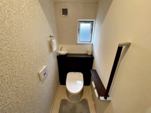 その他画像 【1階トイレ】 1階・2階ともにシャワー機能付きトイレを設置しています。小窓付きのため換気もしやすく、空気の入れ替えがスムーズに行えるのもポイント。