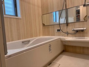風呂 足をしっかり伸ばして入浴できる快適な浴室で、ゆったりとリラクゼーション時間をお過ごしいただけます。広さにゆとりがあるため圧迫感が少なく、毎日の入浴で一日の疲れをリフレッシュできます。