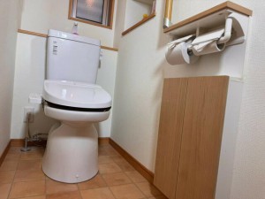 その他画像 窓が設けられており、自然の風や日差しを取り入れやすいトイレです。換気性にも配慮されており、明るさとともに圧迫感を軽減し、日常的に気持ちよくお使いいただける空間となっています。