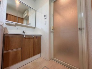 その他画像 洗面台の三面鏡の裏には収納スペースがあり、歯ブラシや化粧品などの小物類をすっきりと整理できます。生活感の出やすいアイテムも隠して収納できるため、洗面まわりをきれいに保てます。