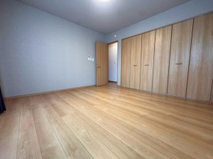 その他画像 クローゼットが備わっていることでタンスを置く必要がなく、室内をすっきりと使えるのが特徴です!出っ張りが少ないためレイアウトの自由度も高く、家具配置もしやすい快適な居住スペースを実現します!