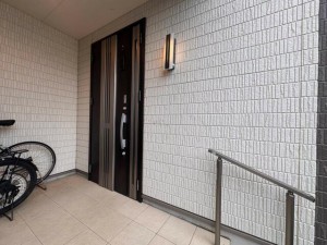 玄関 雨の日でも出入りの際に濡れにくい玄関ポーチです。玄関前で傘を開いたり閉じたりしやすく、荷物が多い日でも落ち着いて出入りできます。毎日の暮らしを快適にしてくれる、うれしいポイントです。
