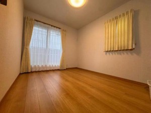 寝室 腰窓を採用した洋室で、家具やデスクの配置がしやすくレイアウトの自由度が高いのが特徴です。子供部屋や書斎としても使いやすく、日差しを取り込みながら快適にお過ごしいただけます!