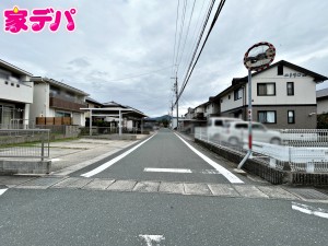 外観 前面道路は見通しが良く、車の移動や駐車もスムーズに行えます。毎日の通勤やお買い物などのお出かけも快適で、ゆとりを持って車を出し入れできるのが魅力。