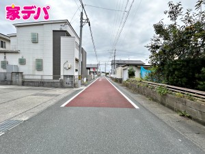 外観 静かな住宅街で車通りも比較的少なく、毎日の車の出し入れもスムーズ。駐車や切り返しもしやすく、ゆとりを持って運転できるので、毎日快適にお使いいただけます。