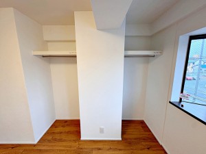 その他画像 パイプハンガー付きのクローゼットは服を畳まず収納でき大切な衣類をシワや日焼けから守ります。