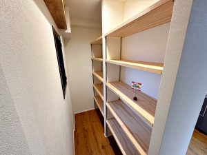 内装 【パントリー】 食料品や飲料類など災害用の食料品等をストックする事ができるパントリー