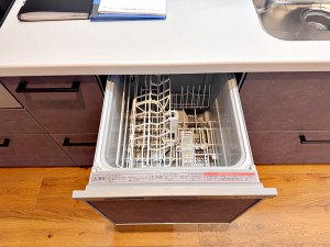 キッチン 食器洗浄乾燥機は時間のかかる食器洗いを楽にしてくれる上に水道代も安くなるスグレモノ(新品交換済)