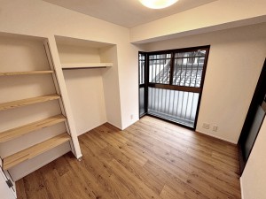 子供部屋 【洋室約4.5帖】 お子様の一人部屋に最適な居室です。収納スペース付きで自然とお片付けできる環境に!