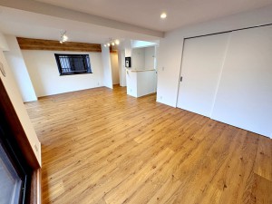 居間 ナチュラルなリビングはどんなインテリアにも合います。2面採光で長時間にわたり日差しが差し込みます!