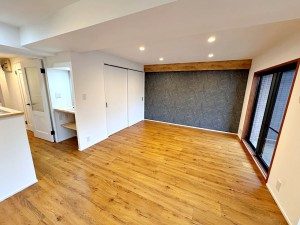 居間 落ち着いた色味のアクセントクロスを壁の一部に使うと、暗くなりすぎず部屋全体が落ち着いた空間になります。