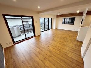 居間 【リビング約22帖】 家族がのびのびと過ごせる場所です!大きな窓のあるリビングは、陽光あふれる明るい空間です。居心地良く、憩いの空間となりそうですね。