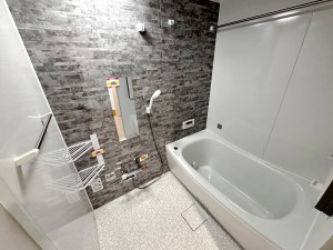 風呂 【浴室】 防水性や保温性に優れたシステムバスルーム!洗い場と脱衣所の段差が少なくバリアフリー(新品交換済)