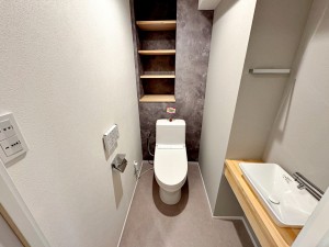 その他画像 【トイレ】 上部には棚が設置されていますので、衛生用品の保管も出来ます。(新品交換済)