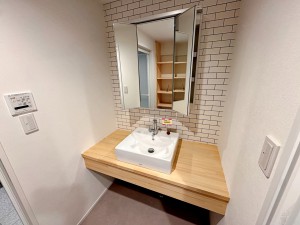 その他画像 【洗面台】 洗髪・洗面・化粧などができる機能と収納スペースを一体化した洗面台です。(新品交換済)