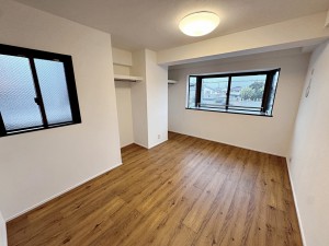 寝室 【洋室約6帖】 二面採光で、晴れの日の日中はいつも明るい室内に。窓を開放すれば気持ちの良い風が入ります。