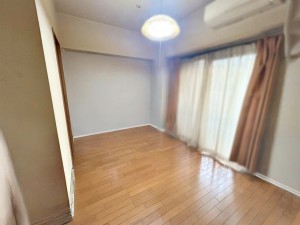 寝室 【洋室約6.5帖】 大きな窓からたっぷりの日差しが降り注ぐ明るい室内。