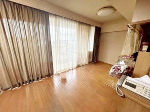 居間 ダイニングに面した対面式キッチンはできたてのお料理がすぐテーブルに出せます。