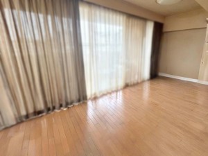 居間 【リビング約17.4帖】 大きな窓から柔らかな光が降り注ぎ、明るさが室内の奥まで行き渡ります。