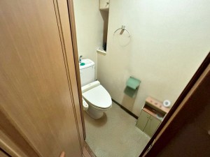 その他画像 【トイレ】 トイレ内に棚があるので備品を置くことができて便利です。