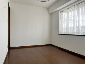 その他画像 【洋室5.1帖】腰窓が視線を気にしにくく、プライバシーにも配慮された居室です