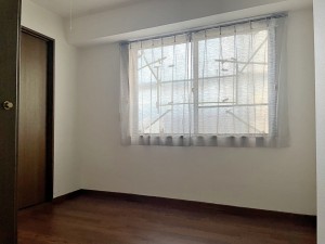 寝室 採光と通風を兼ね備えた、居心地のよい洋室空間です