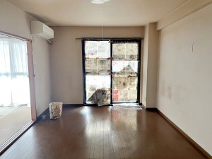 居間 対面キッチンからリビング全体を見渡せ、家事中も安心して過ごせます