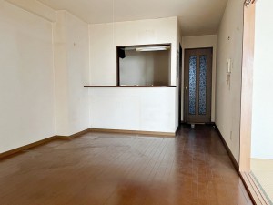 居間 縦長リビングは壁面が広いため、収納や家具などを自由に配置しやすいです