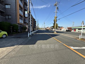 外観 前面道路:北東側約16m幅