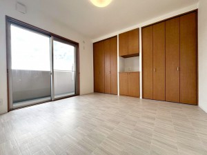 寝室 【洋室6.5帖】 寝室には大きな収納スペースがあり、室内を広々と利用できます!