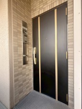 玄関 【玄関】 隣室と離れた位置に玄関ドアがあるので、プライバシーが守られます