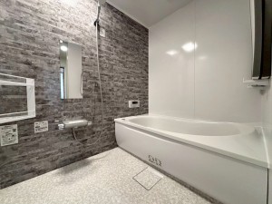 風呂 【浴室】 防水性や保温性に優れたシステムバスルーム!洗い場と脱衣所の段差が少なくバリアフリー(新品交換済)
