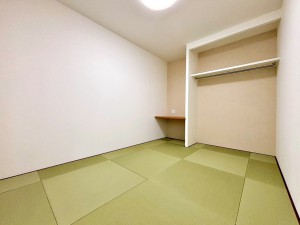 その他画像 【和室4.5帖】 リビングとつながる畳敷きのお部屋。お子さんが小さい方には、キッズスペースとしてご利用頂けますね
