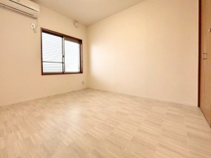 その他画像 【洋室5.5帖】 腰窓で机や家具の配置がしやすい洋室5.5帖。子供部屋や書斎にもオススメです!