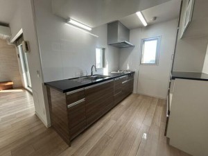 キッチン ご夫婦やお子様と、2~3人並んでも楽しくお料理していただけるように広めな空間設計になっています。