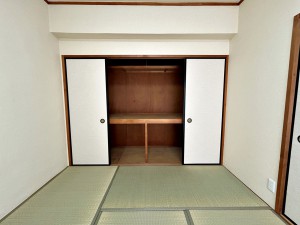 その他画像 【和室収納】 和室には押入があり、座布団やお布団などの奥行のある物の収納などに大活躍!